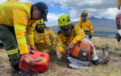 Los comunicadores del FONAG presenciamos el trabajo de guardapáramos durante un incendio en las faldas del volcán Sincholagua, zona cercana al Área de Conservación Hídrica Alto-Pita.